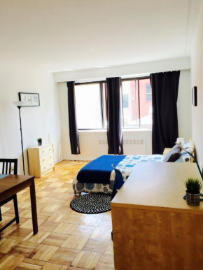 Stylish Montreal Apartment: Comfortable Stay in the Golden Square Mile